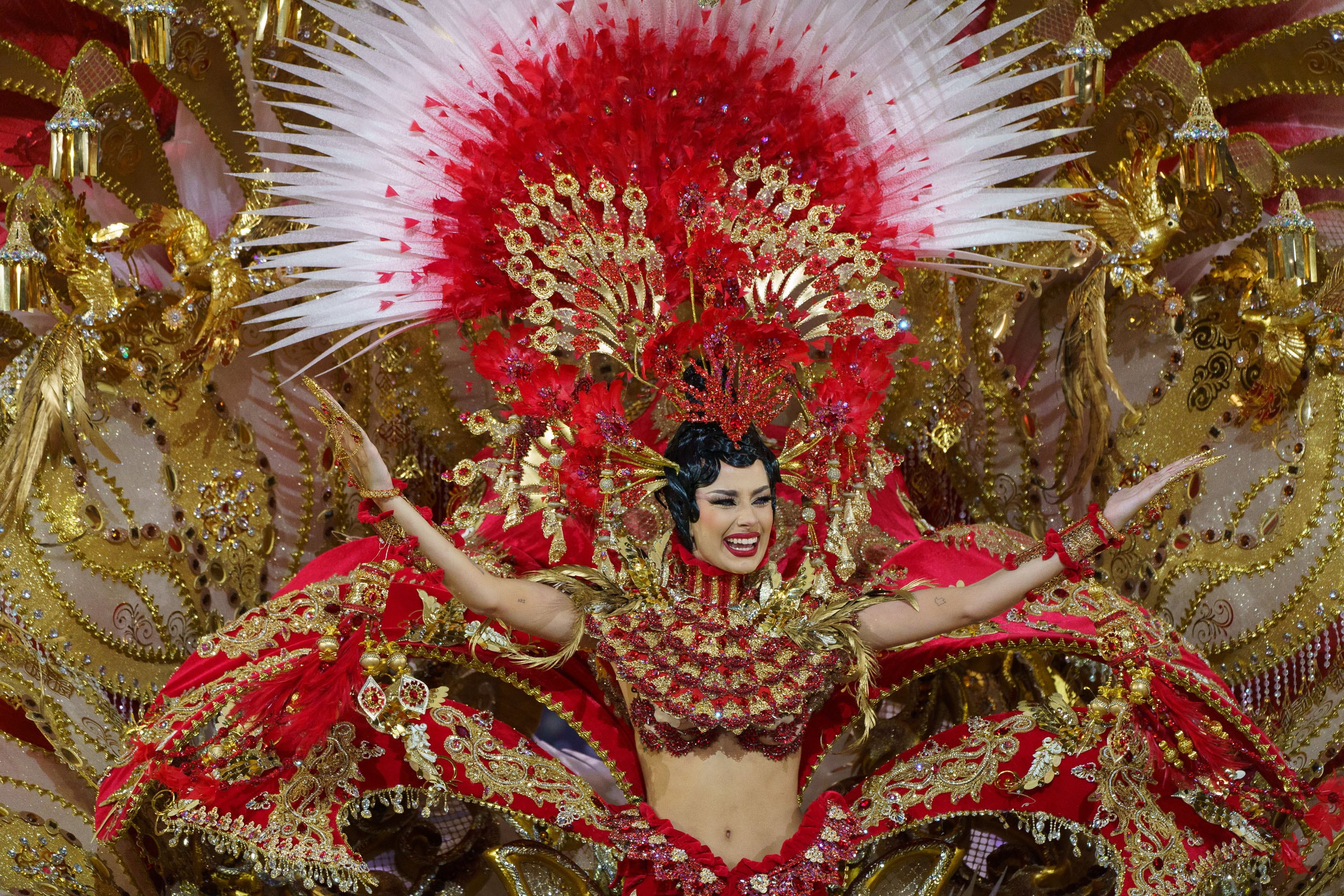 GRAFCAN6081. SANTA CRUZ DE TENERIFE (ESPAÑA), 11/06/2022.--La candidata Ruth González Martín con la fantasía &quot;¡Mírame! se ha proclamado Reina del Carnaval de Santa Cruz de Tenerife 2022 en el transcurso de la gala celebrada este viernes en el Recinto Ferial de la capital tinerfeña. EFE/Ramón de la Rocha
