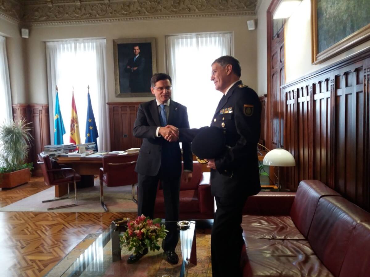 El nuevo Jefe Superior de Policía de Asturias visita la Junta General