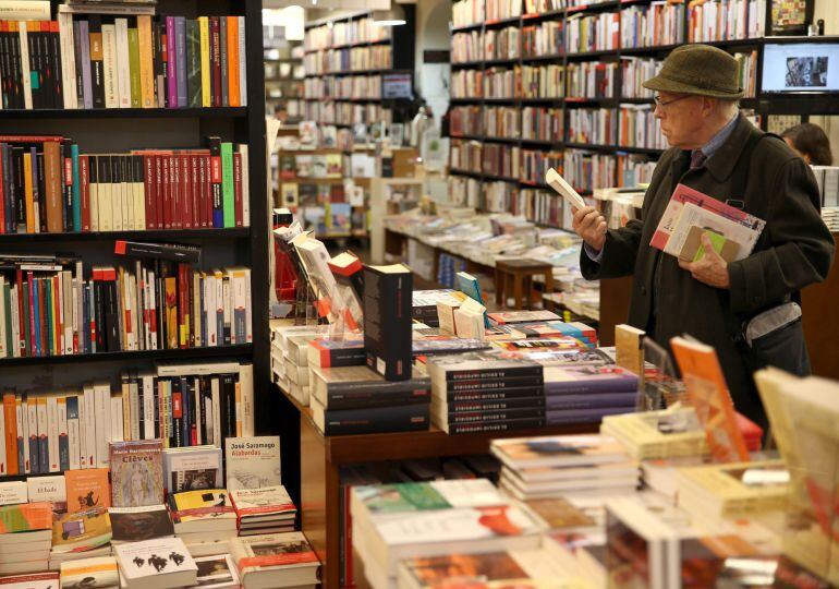 GRA189 BARCELONA, 28/11/2014.- Una hombre hojea unos libros hoy en la librería la Central de Barcelona, en el Día de las Librerías. EFE/Toni Albir