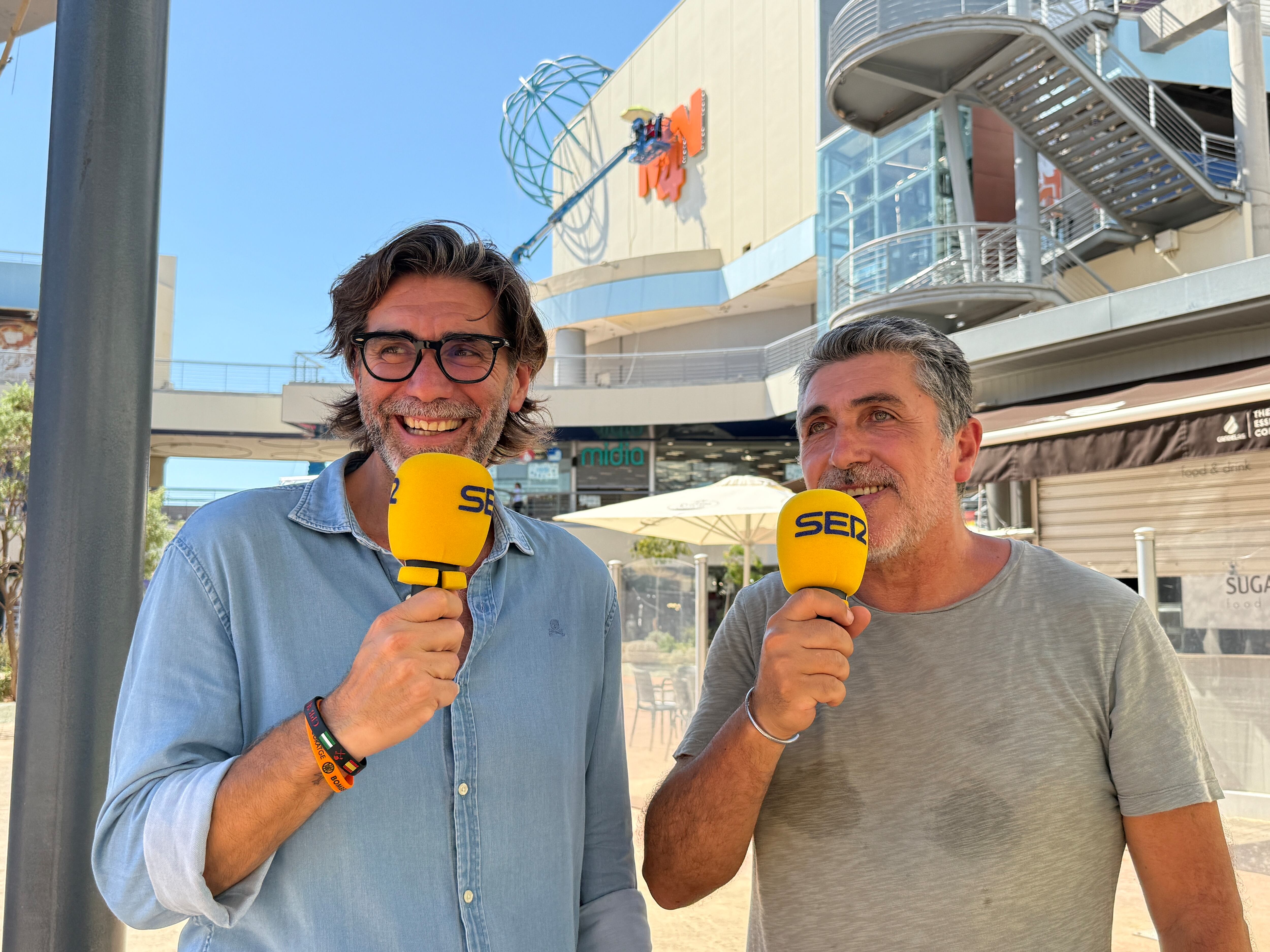 Hablamos con Antonio Martí, presidente de este centro comercial, y también con Chema Pueyo, propietario de una de las cafeterías de este espacio y que vuelve a poner en marcha su negocio tras casi nueve meses desde la DANA.