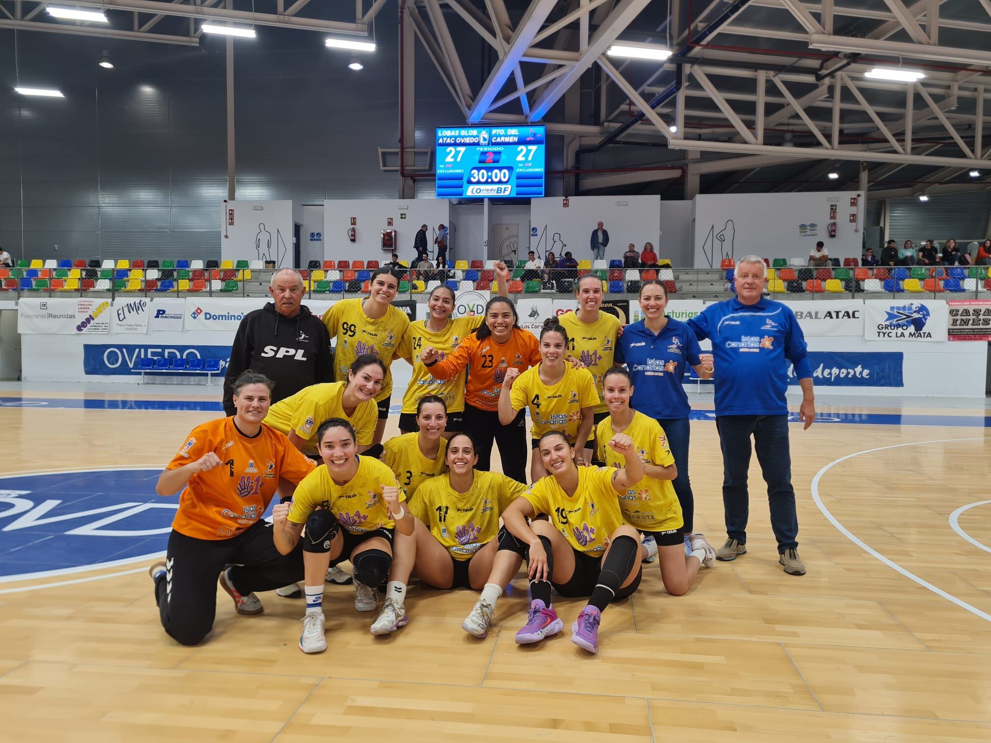 Jugadoras y técnicos del El Lanzarote Puerto del Carmen en Oviedo.