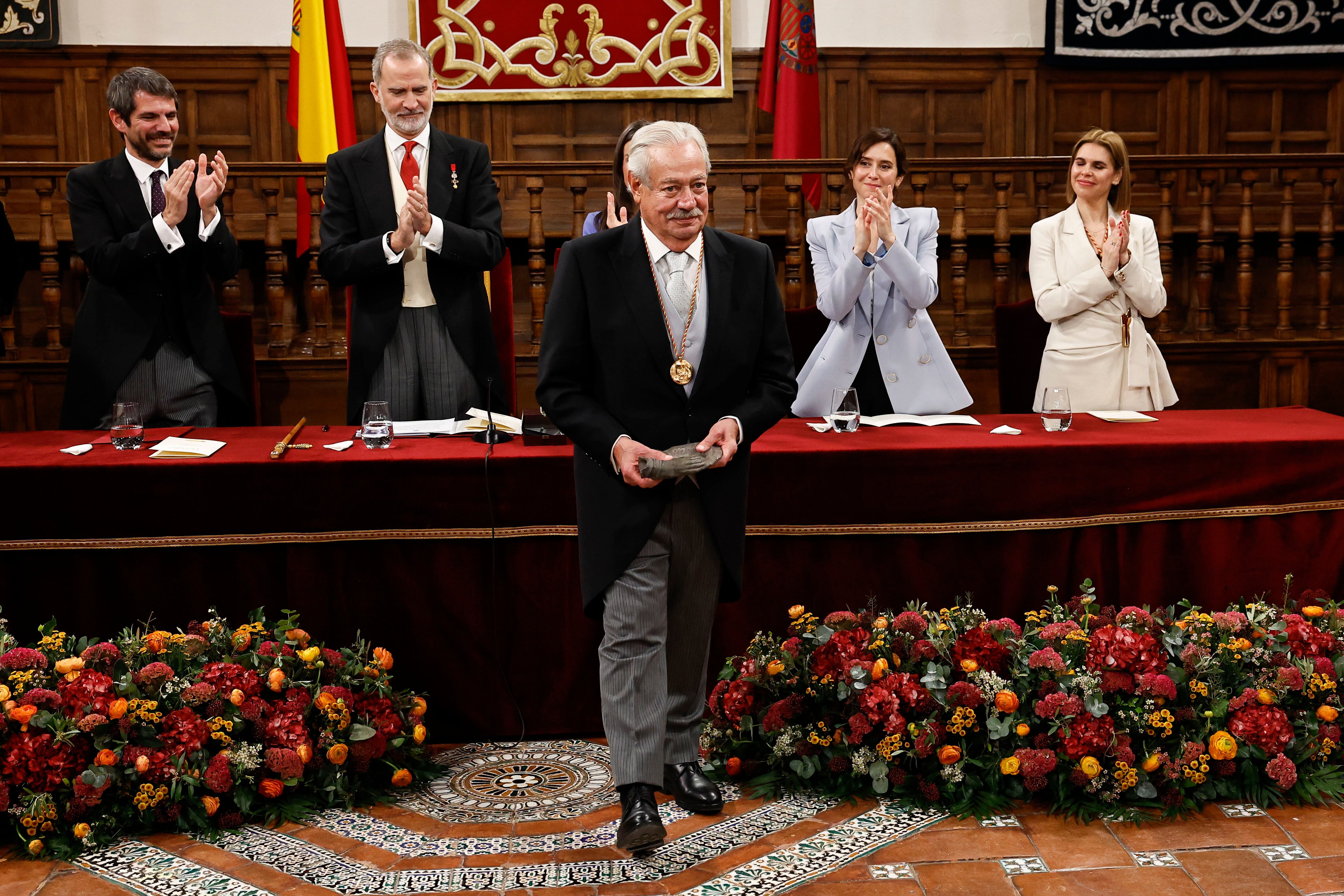El escritor mexicano Gonzalo Celorio tras recibir el Premio Cervantes 2025, el más importante de las letras hispanas, de manos del rey Felipe VI (2i) y la reina Letizia