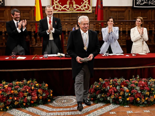 El escritor mexicano Gonzalo Celorio tras recibir el Premio Cervantes 2025, el más importante de las letras hispanas, de manos del rey Felipe VI (2i) y la reina Letizia