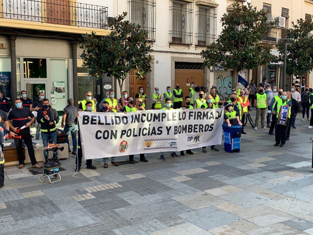 Protestas esta mañana en las puertas del Ayuntamiento