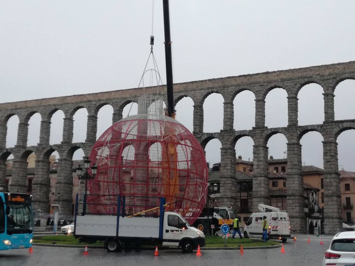 El Ayuntamiento de Segovia recoloca la gran bola de Navidad