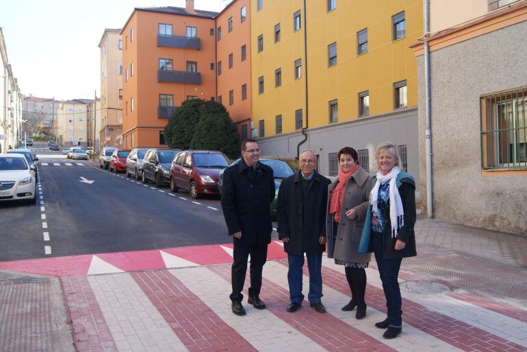 La Alcaldesa de Segovia Clara Luquero junto a la concejala de obras Paloma Maroto y el presidente de los vecinos de San José visitan las obras realizadas en dos calles del barrio.