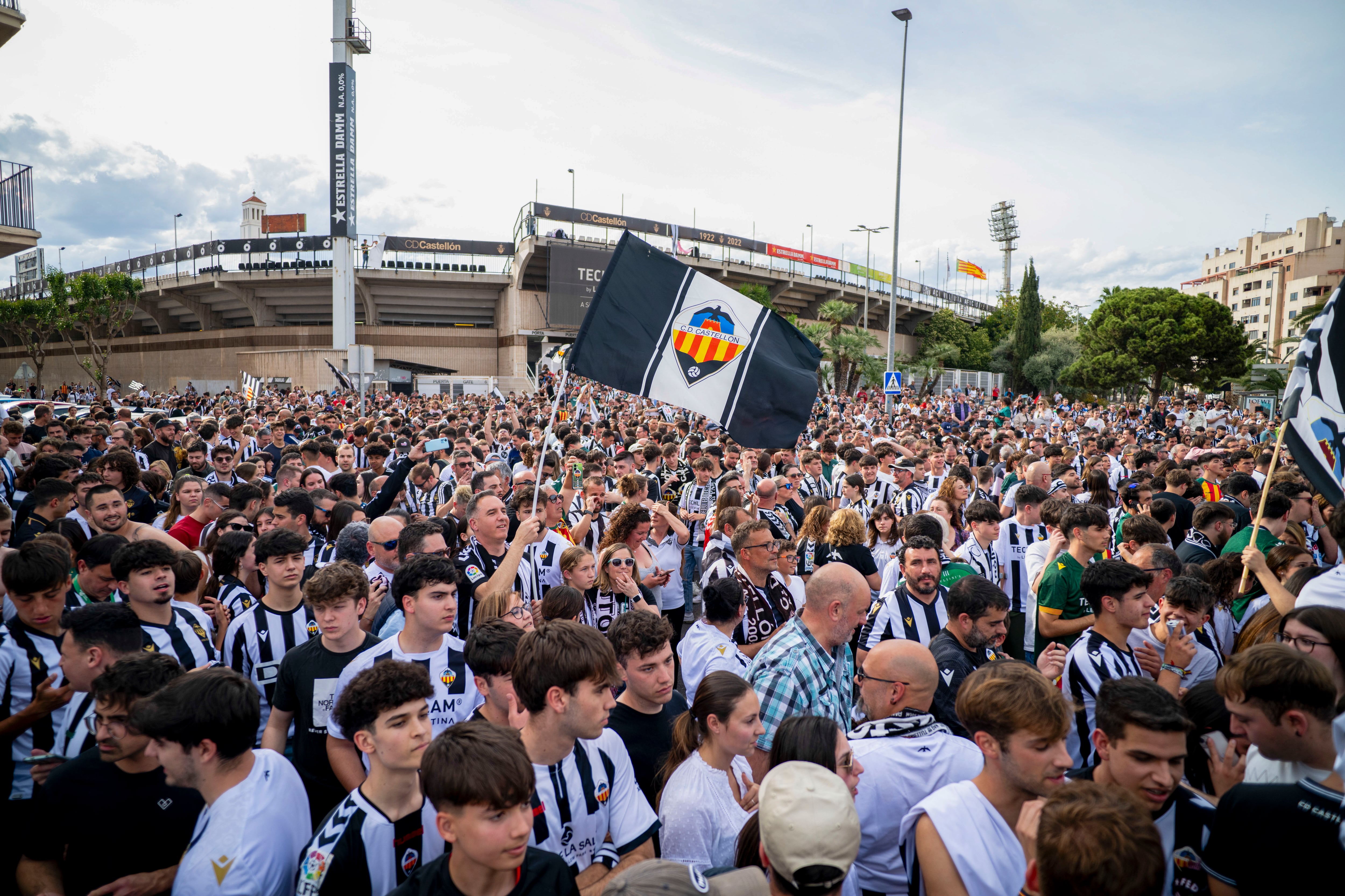 CASTELLÓN DE LA PLANA, 05/05/2024. Miles de aficionados celebran en las inmediaciones del estacio Castalia, el ascenso del CD Castellón a la segunda división del fútbol español, este domingo .  EFE/ Andreu Esteban
