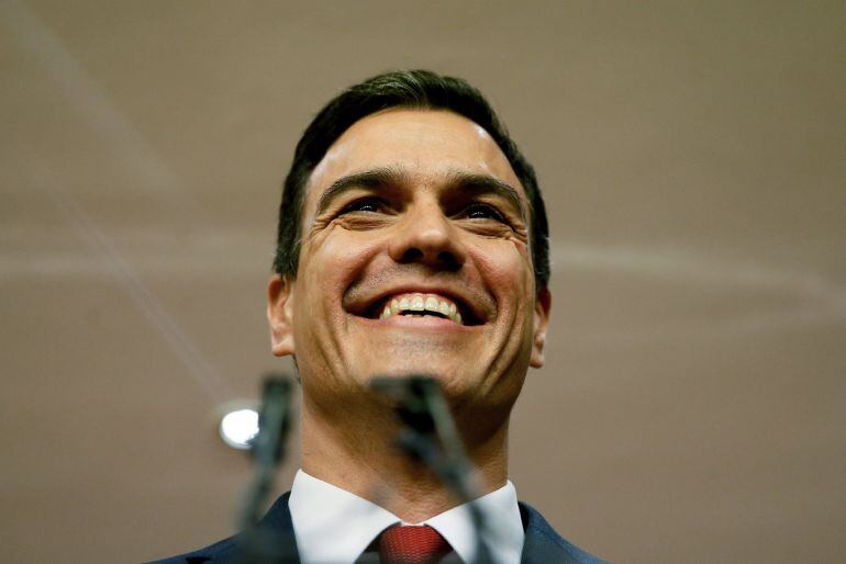 El secretario general del PSOE, Pedro Sánchez, durante la rueda de prensa que ha ofrecido en el Congreso después de que el rey le haya propuesto como candidato a presidente del Gobierno para el debate de investidura, tras la ronda de consultas con los dis