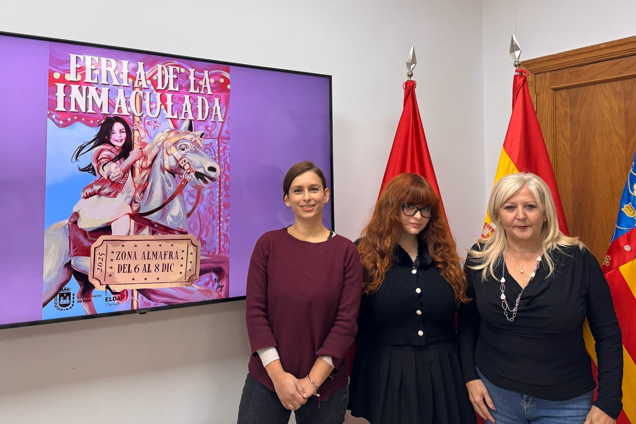 Silvia Ibáñez, concejala de Comercio y Mercados; Malena Marhuenda, diseñadora del cartel de la presente edición de la Feria de la Inmaculada; y Sol Pérez, presidenta de PirámideArt