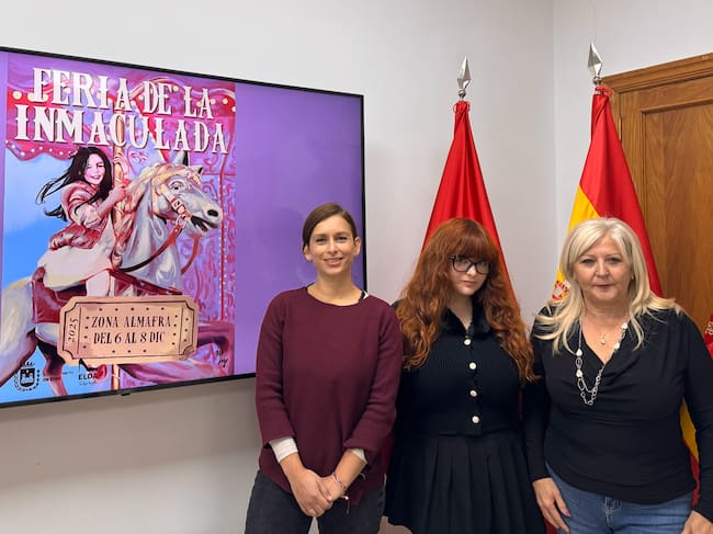 Silvia Ibáñez, concejala de Comercio y Mercados; Malena Marhuenda, diseñadora del cartel de la presente edición de la Feria de la Inmaculada; y Sol Pérez, presidenta de PirámideArt