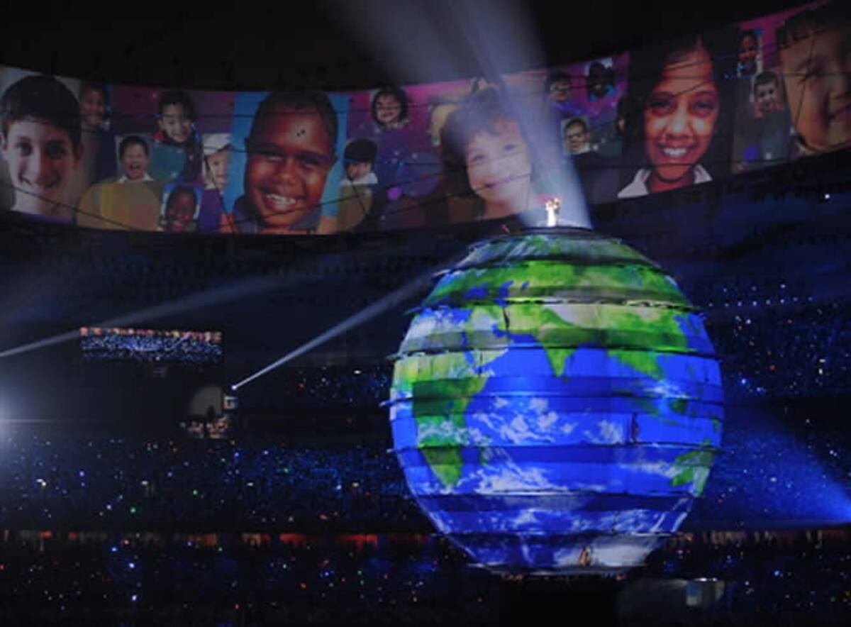 Mediante y luces y vídeos y la imagen del mundo se ha creado una metáfora de la unión del mundo.