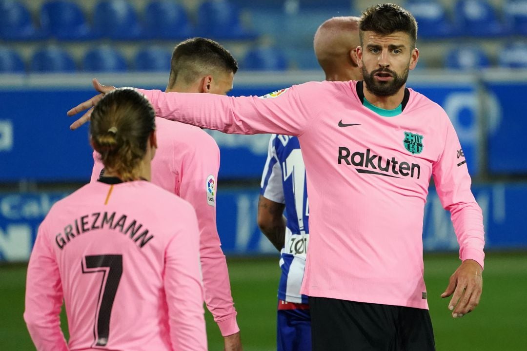 Gerard Piqué da indicaciones en Mendizorroza