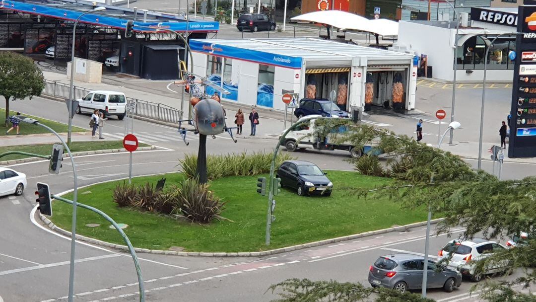 El vehículo que ha finalizado sobre el césped de la rotonda Juan de la Cierva en el barrio del polígono residencial.