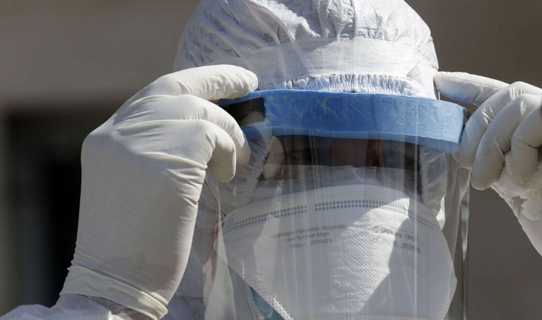 Los sanitarios se protegen del virus.