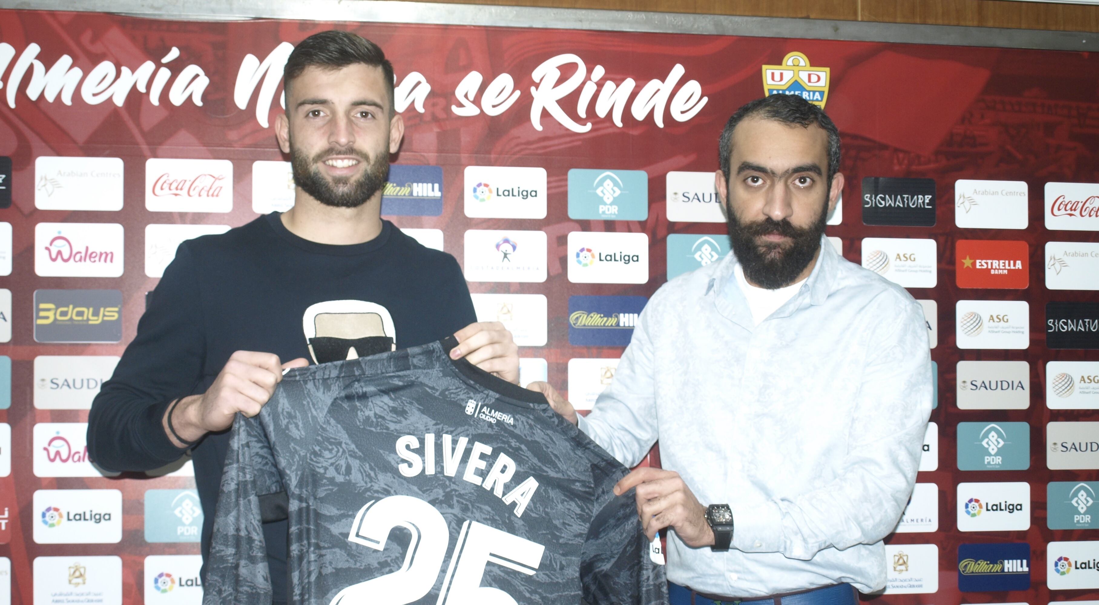 Antonio Sivera y Mohamed El Assy en su presentación con el Almería en la temporada 2019-2020.