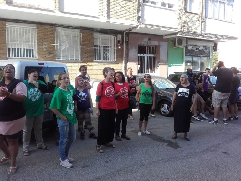 Miembros de Stop Desahucios y de la PAH en la puerta del piso del Soraya 