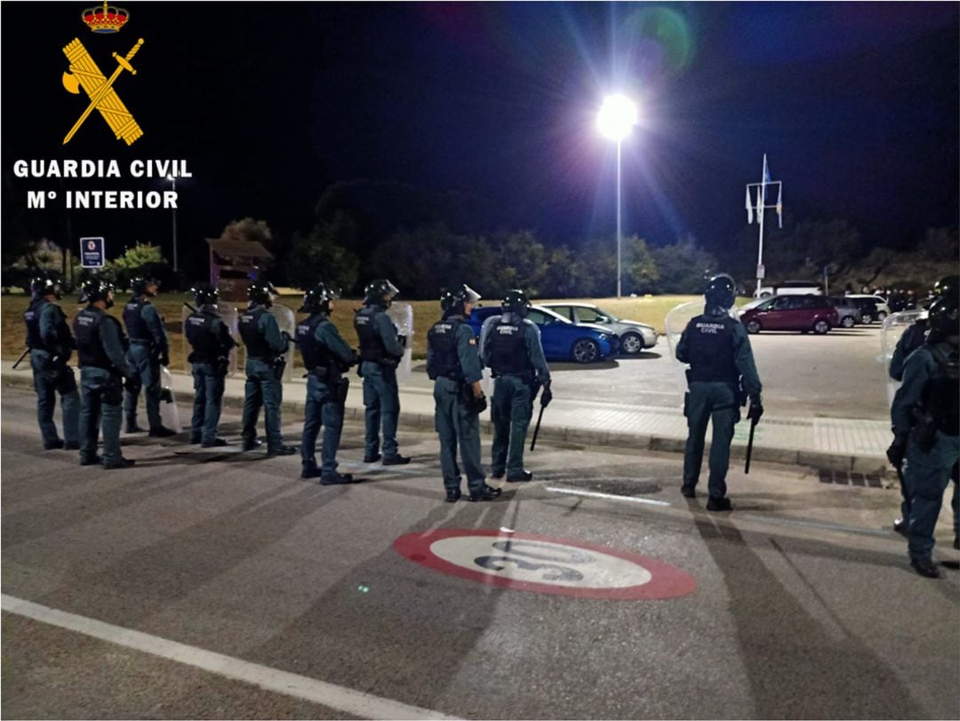 Dispositivo de la Guardia Civil desplegado la noche pasada en Noja.