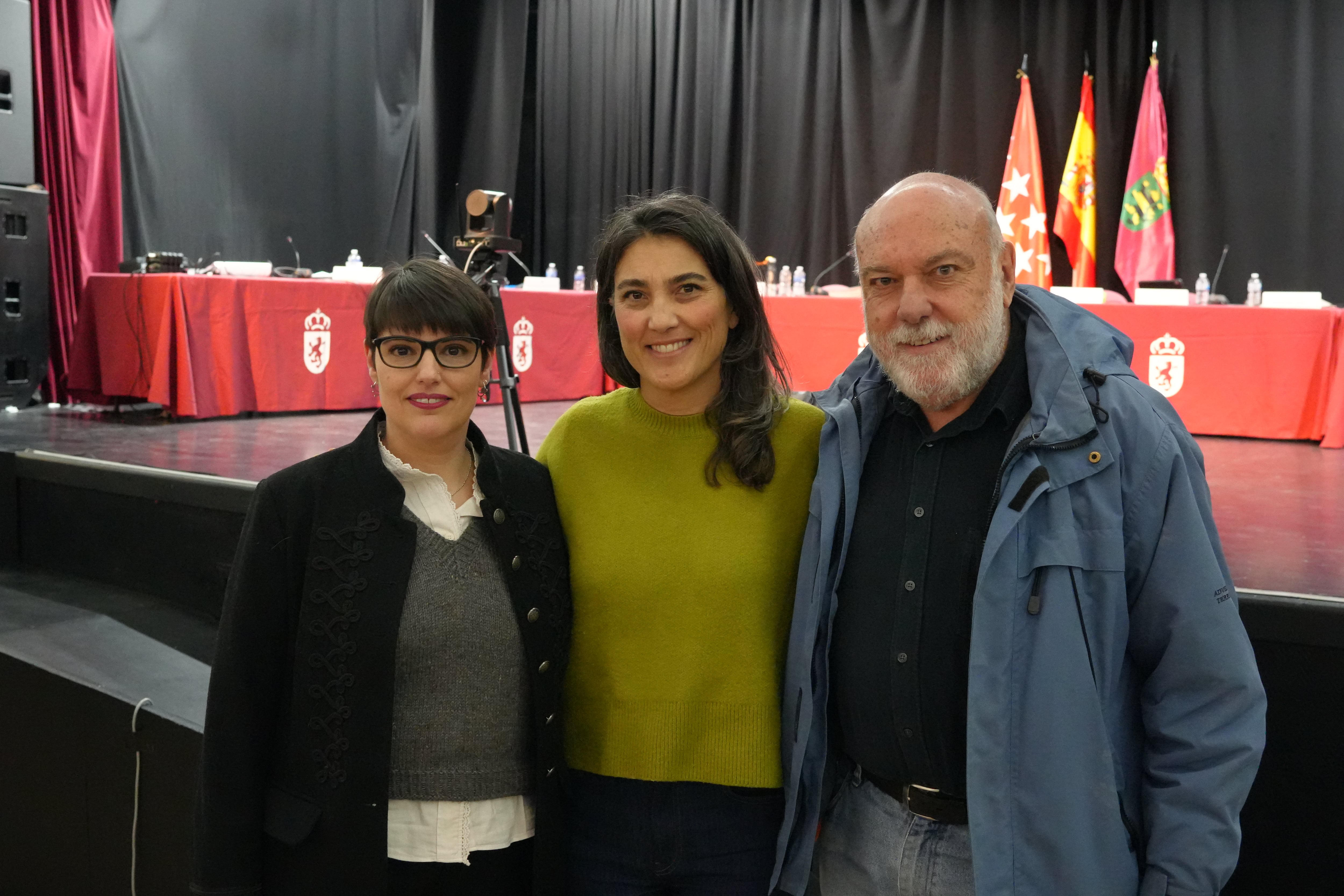 Deborah Alcaraz, portavoz de Más Madrid Alpedrete (izquierda); Manuela Bergerot, portavoz en la Asamblea (centro); y Paco Miranda, concejal de la formación en Alpedrete (derecha)