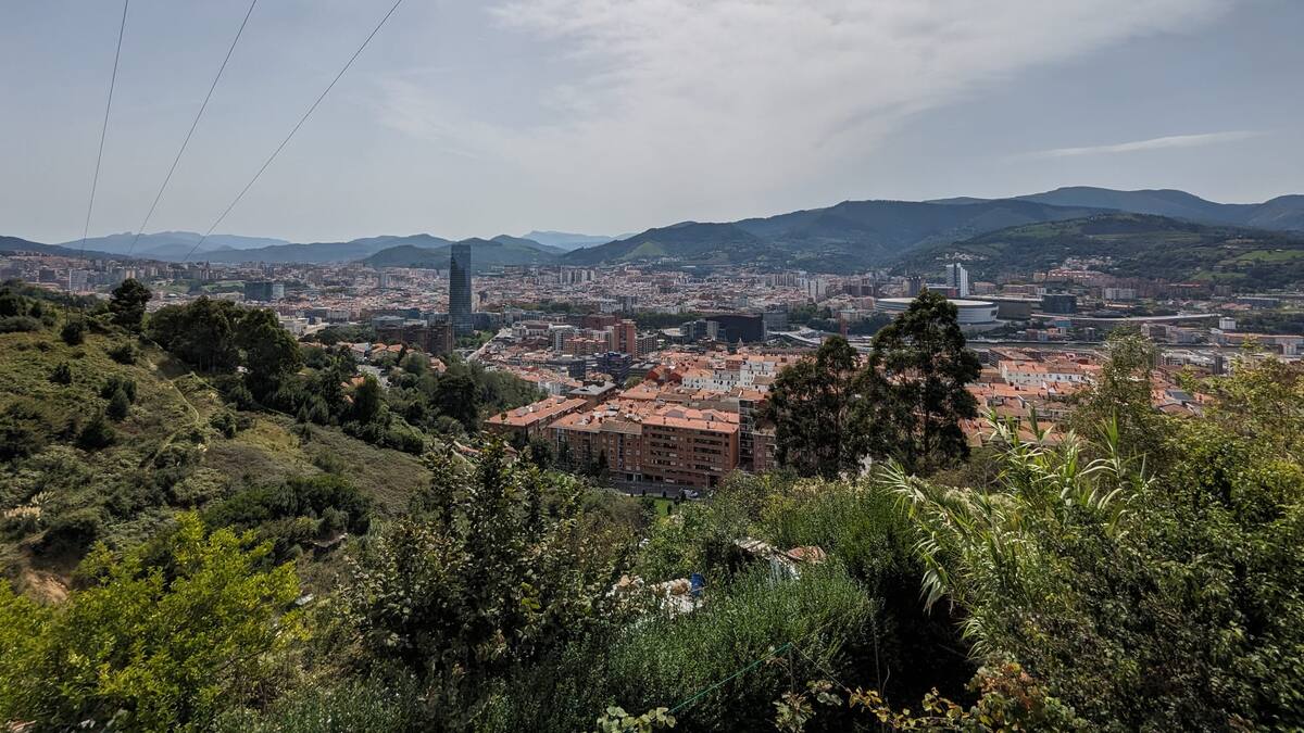 El Hotel Artetxe valora la nueva pasarela de madera de Artxanda y la situación de la zona