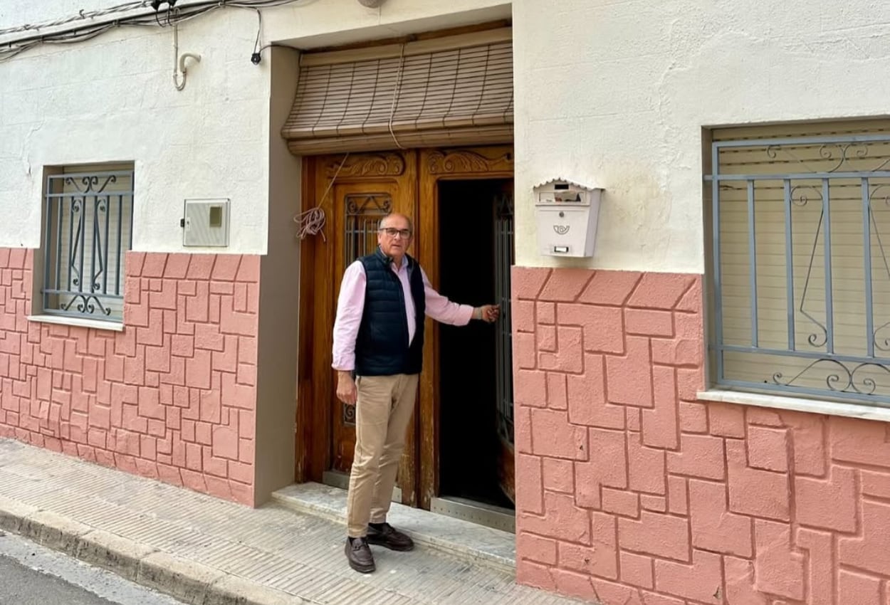 Jorge Boluda, alcalde de Montaverner, junto a una de las viviendas que el Ayuntamiento destinará al alquiler social