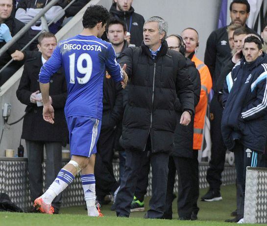 Diego Costa se retira del partido ante el Hull City con molestias.