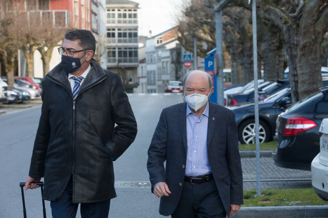 En la derecha, el expresidente de la Confederación Hidrográfica Miño-Sil (CHMS) y exconcejal de Urbanismo de Lugo, Francisco Fernández Liñares, junto con su abogado, Evaristo Nogueira, a su llegada a la Audiencia Provincial de Lugo en un momento del juicio.