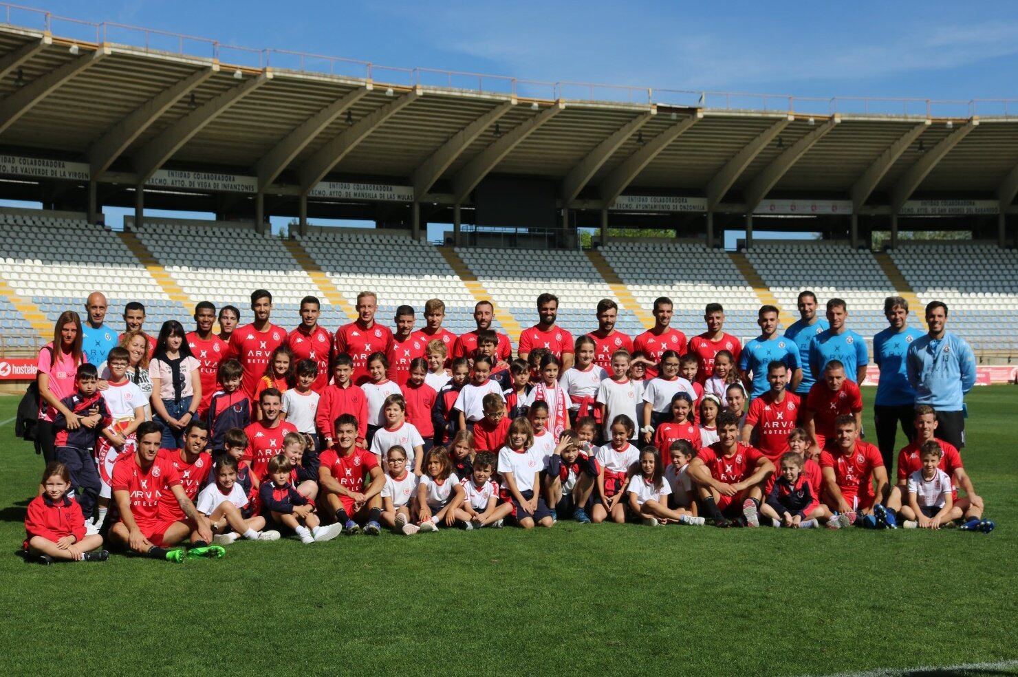 La plantilla de la Cultural recibió este jueves la visita de los alumnos del Colegio Discípulas de Jesús