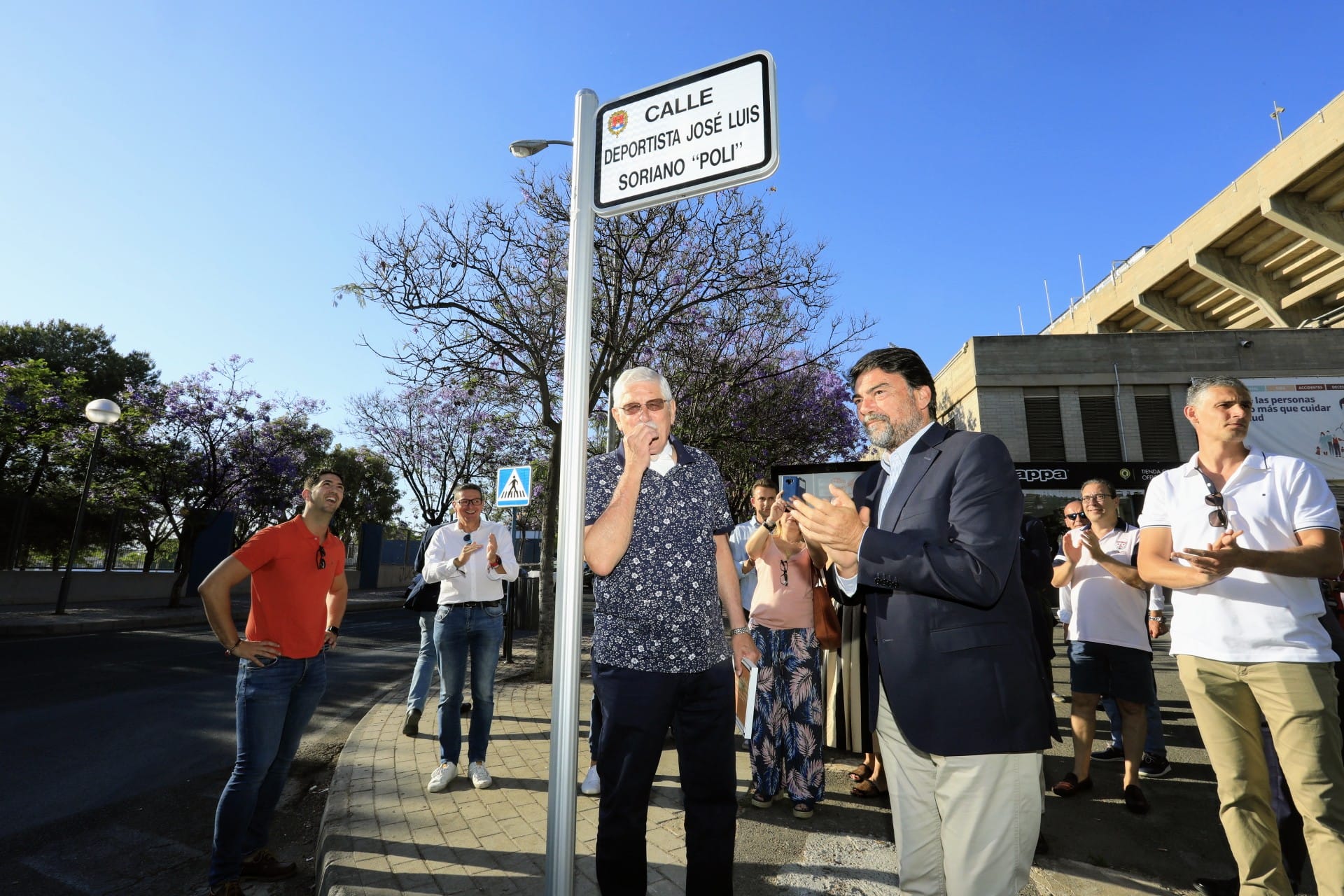 José Luis Soriano "Poli", en la inauguración de su calle, junto al alcalde de Alicante Luis Barcala