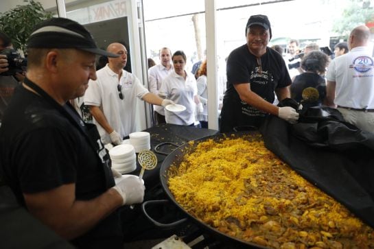 Paella preparada por una inmobiliaria de la calle Ferraz para los periodistas que siguen la reunión del Comité Federal del PSOE en las puertas de la sede socialista.