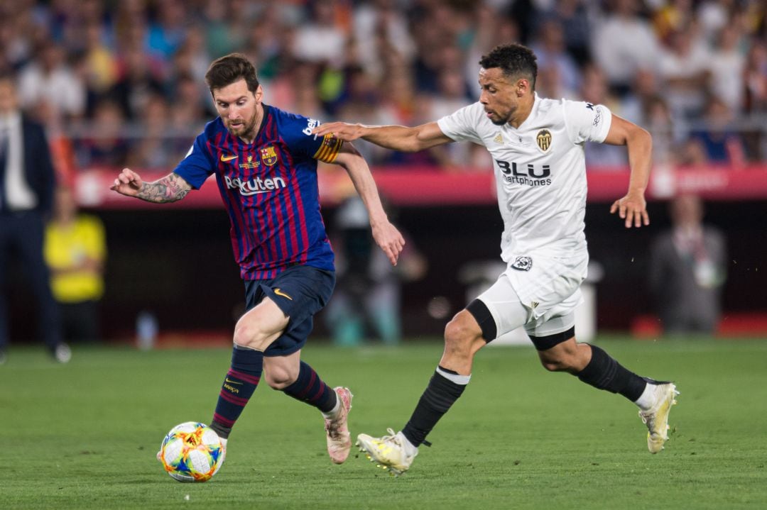 Coquelin persigue a Messi durante la final de Copa disputada el pasado 25 de mayo de 2019. 