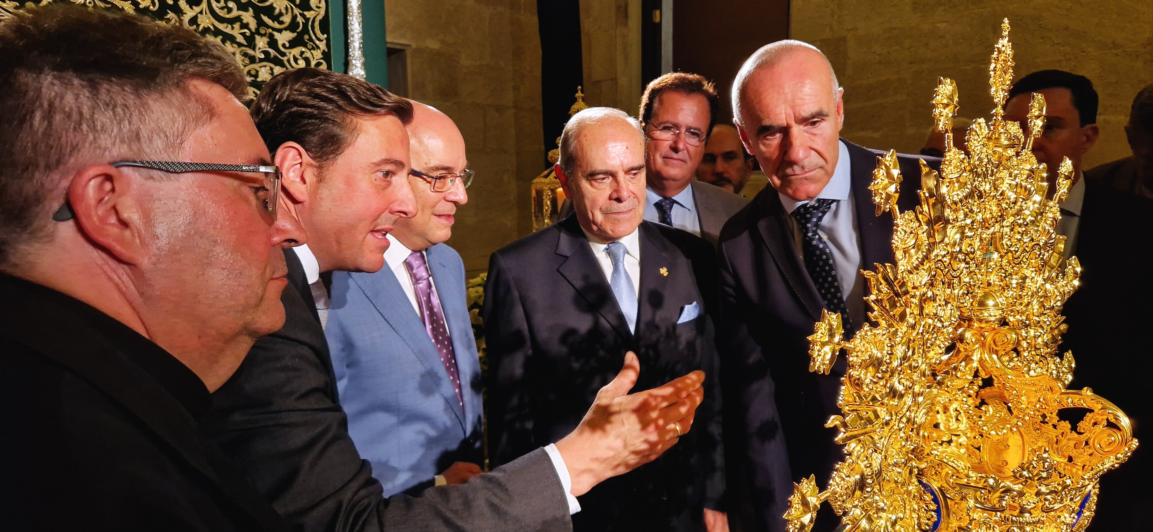 El alcalde de Sevilla, Antonio Muñoz, contempla la corona de la Virgen de Gracia y Esperanza