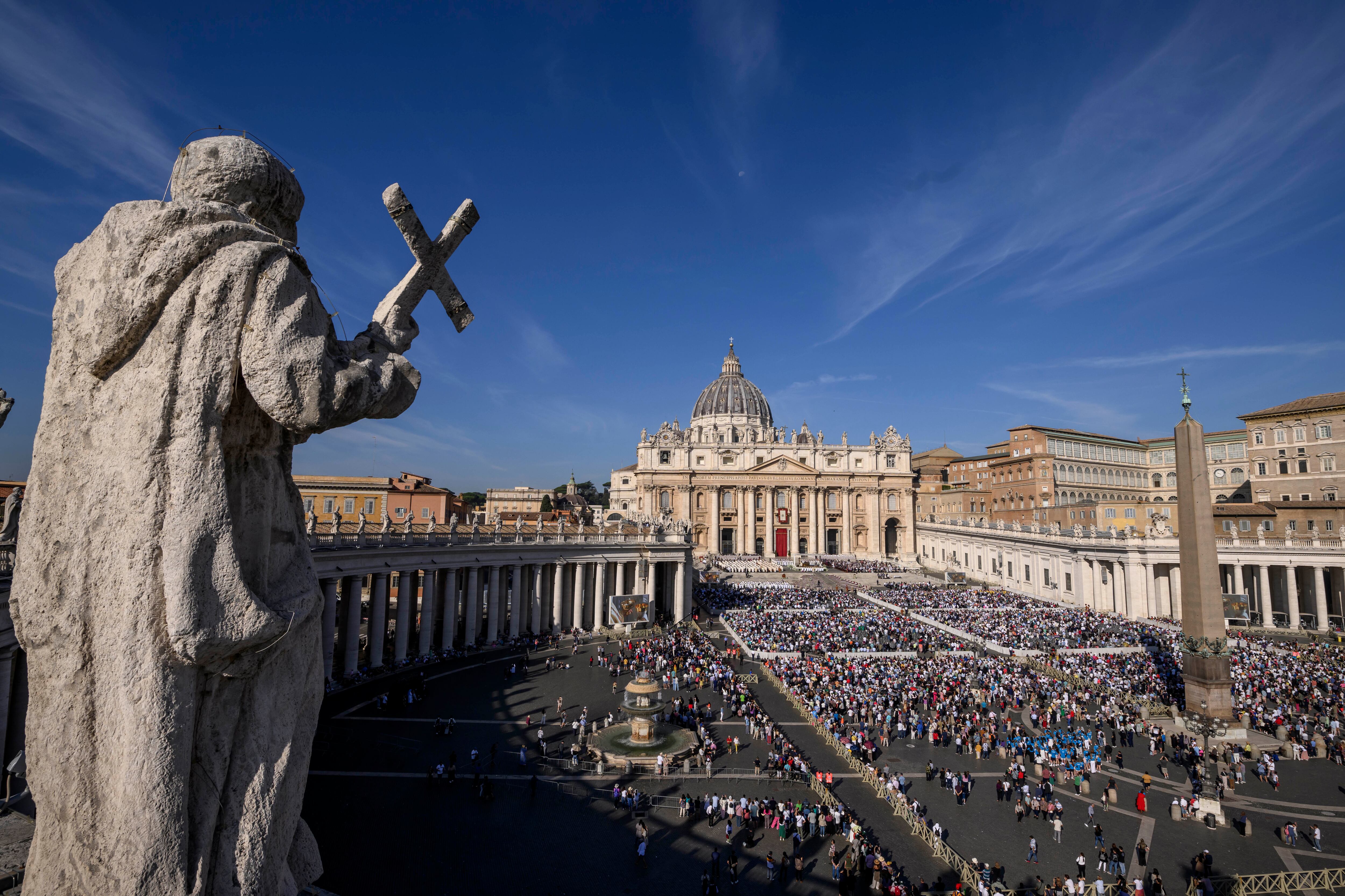 Imagen de la plaza de San Pedro del Vaticano durante la misa con la que ha comenzado el sínodo de la Iglesia