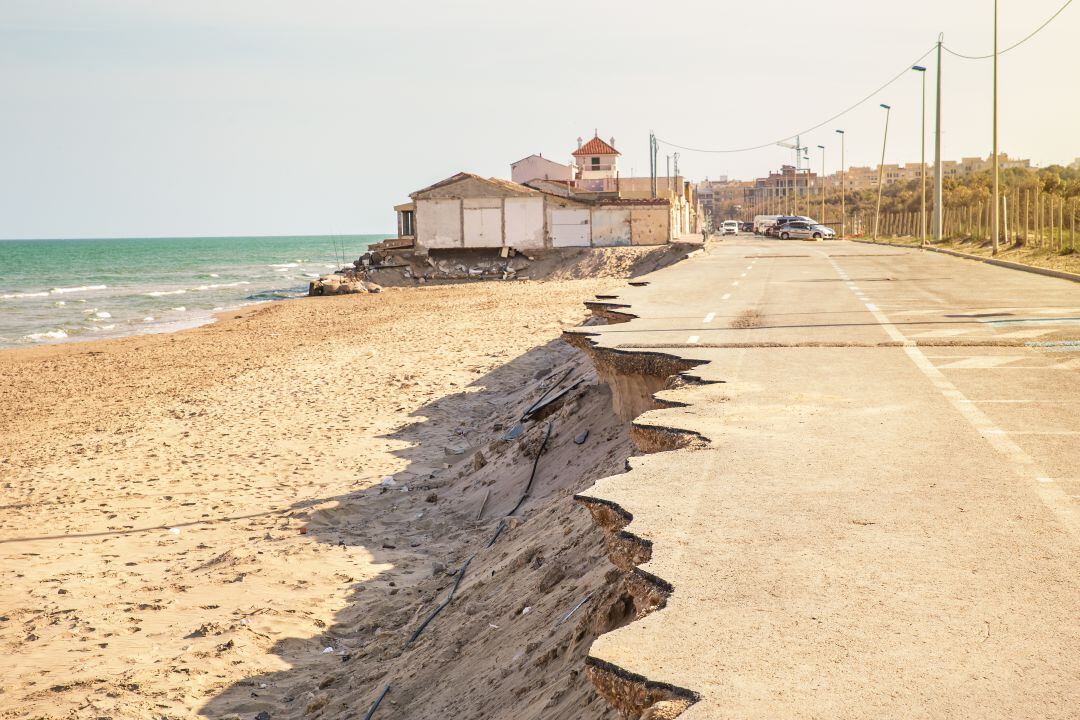 Carretera cerca de una playa que se derrumbó por una tormenta marina.