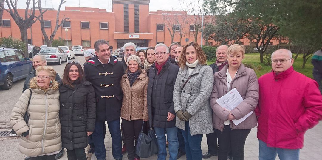 Los socialistas, frente al Centro de Salud Isabel II