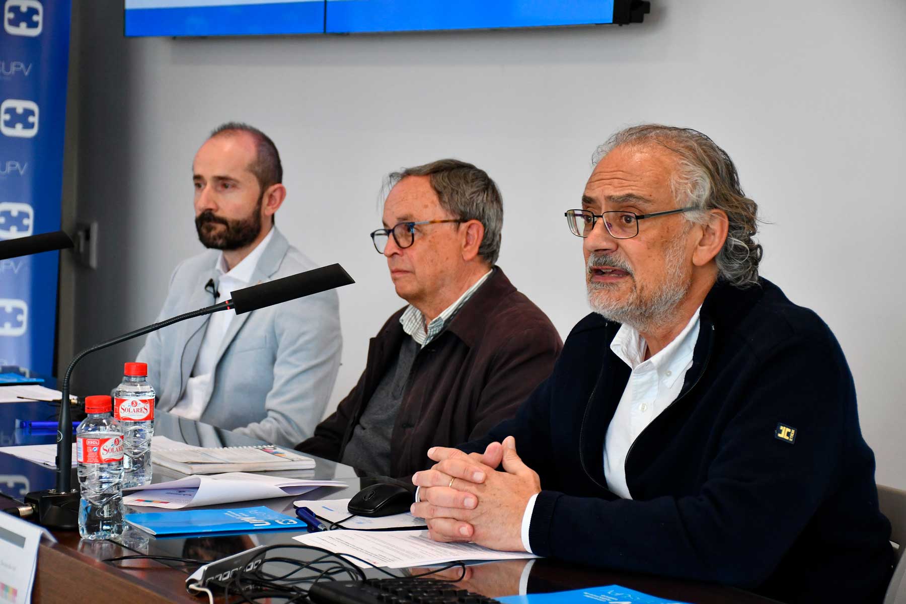 Aleixandre Sanfrancisco, just entre Vicent Seguí, del Campus d'Alcoi de la UPV, i Ander Etxeberria, durant la conferència