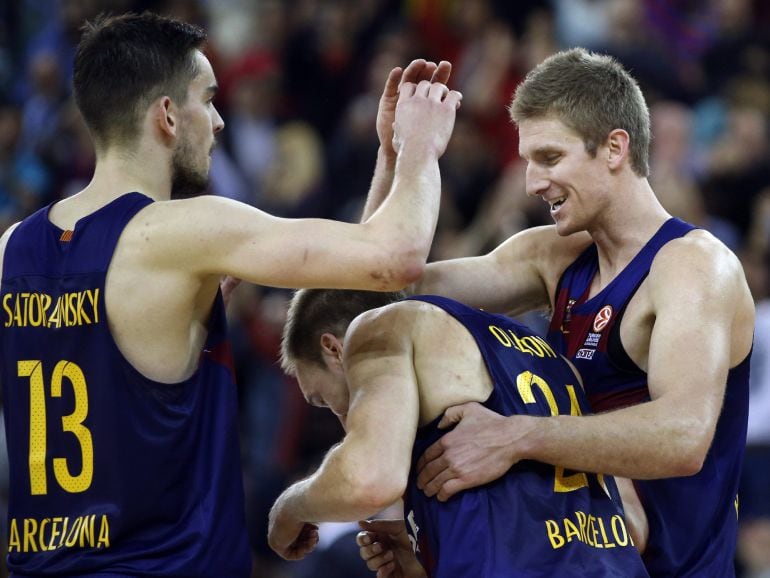 Los jugadores del FC Barcelona Lassa Tomas Satoransky, Brad Oleson y Justin Doellman celebran su victoria frente al Real Madrid