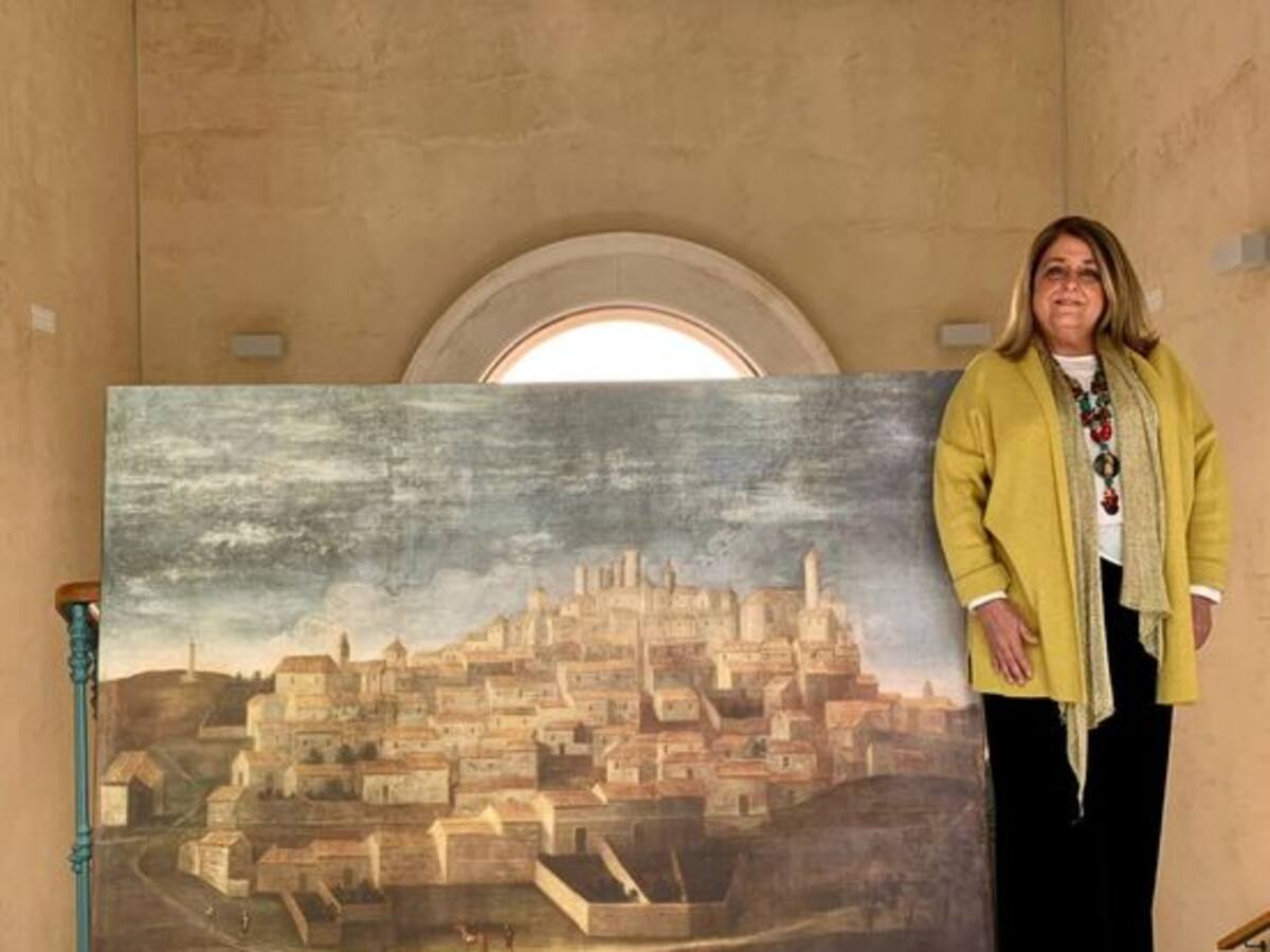 Ángeles Isac, concejala de Cultura y Patrimonio. Réplica de la obra pictórica de la imagen de Linares del S. XVII