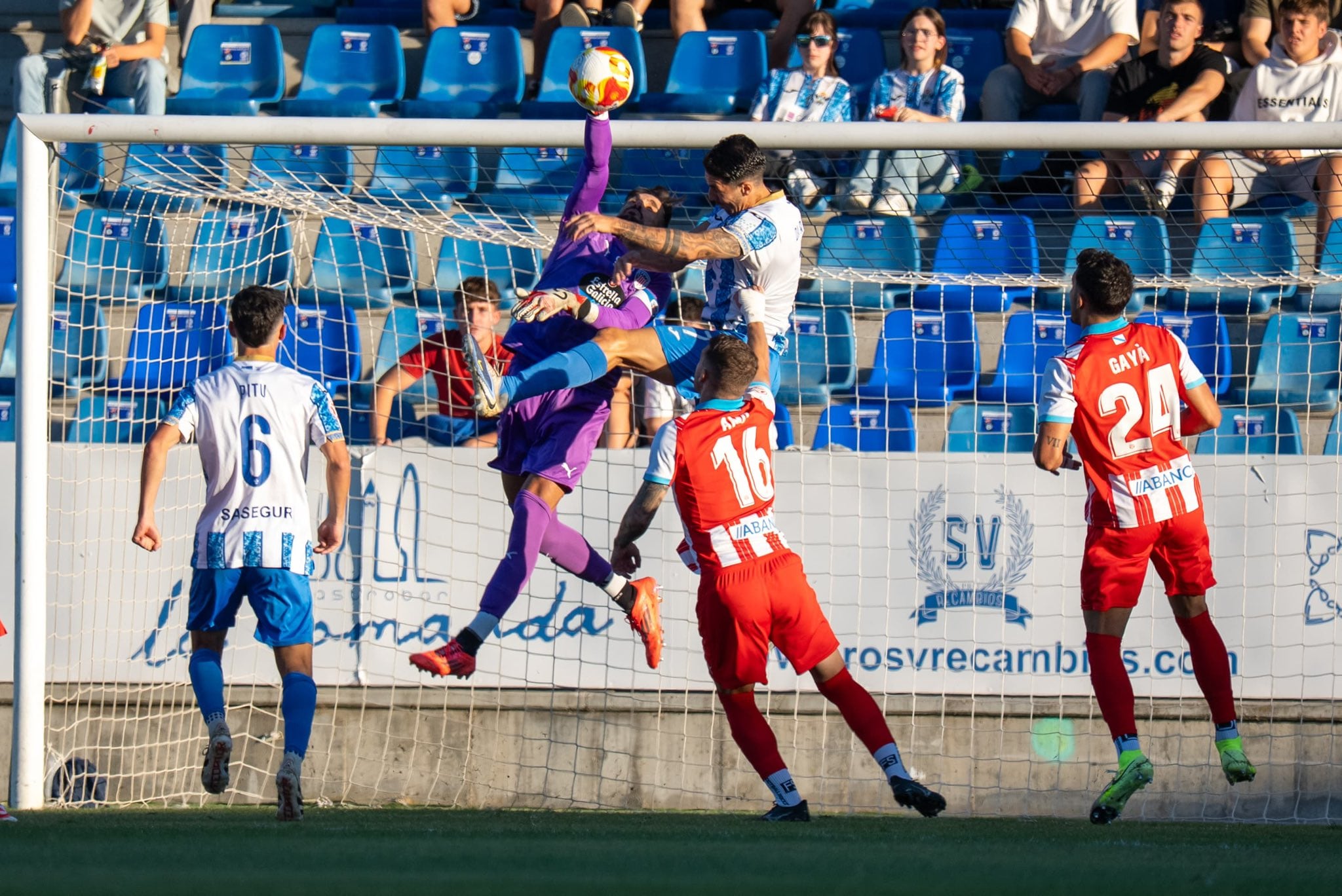 Marc Martínez, guardameta del CD Lugo, interviene en un balón aéreo
