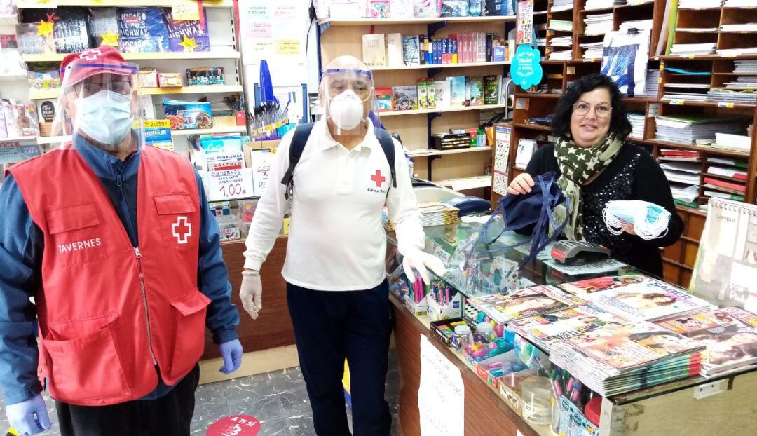 Reparto de mascarillas a los comercios abiertos