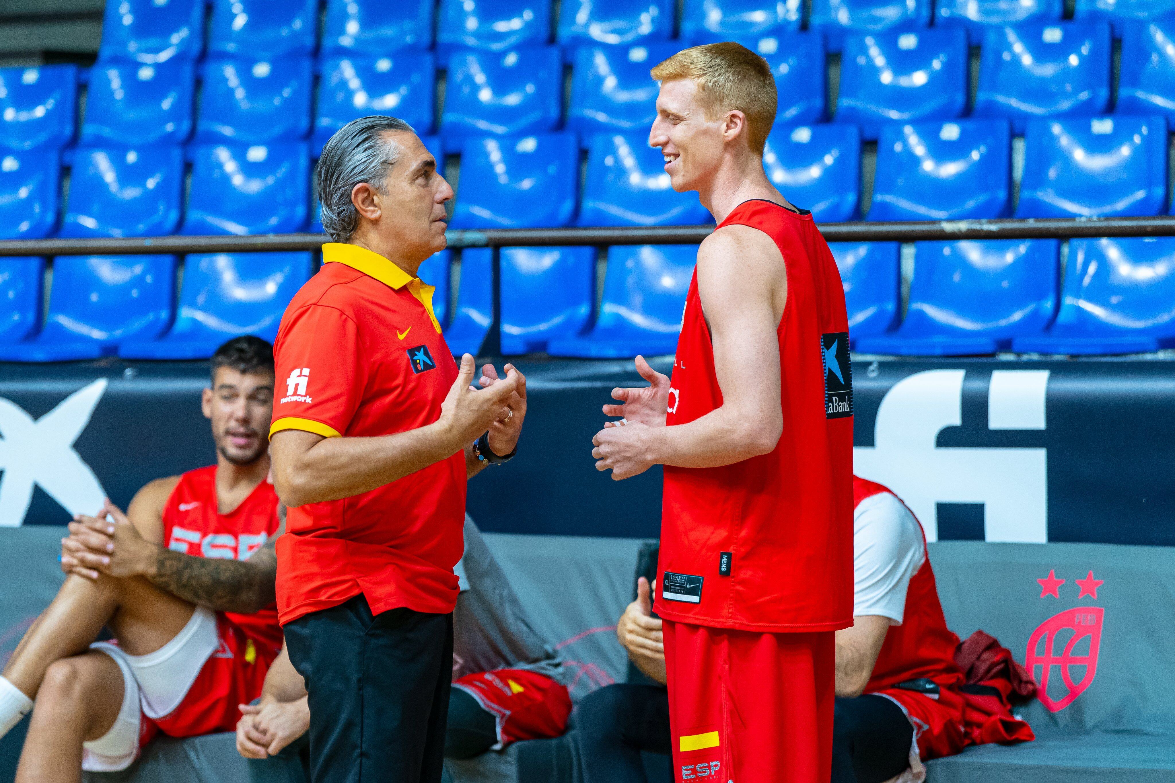 Alberto Díaz charla con el seleccionador Sergio Scariolo en su vuelta a la concentración de España