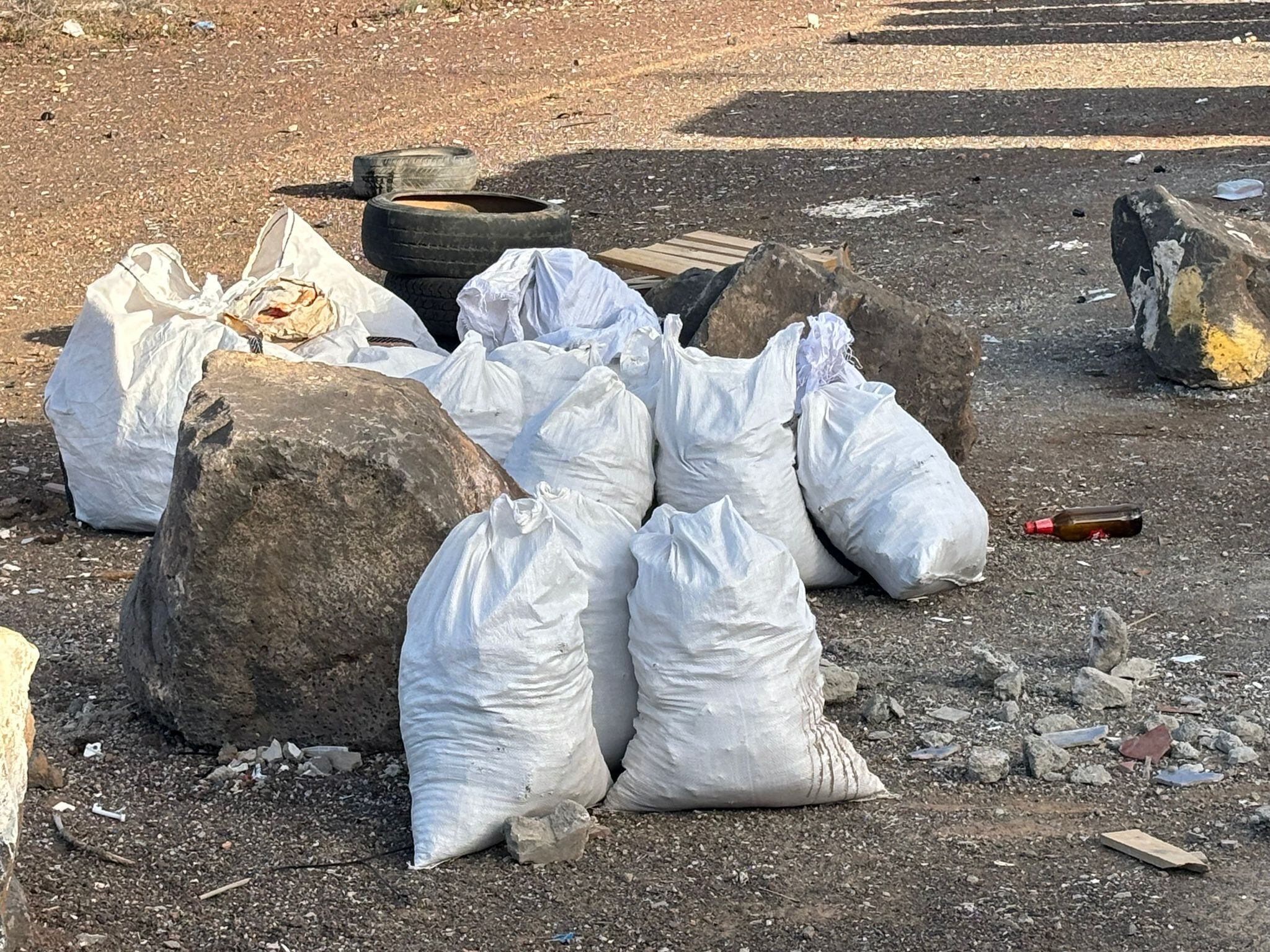 Sacas con escombros en una zona no habilitada de Arrecife, capital de Lanzarote.