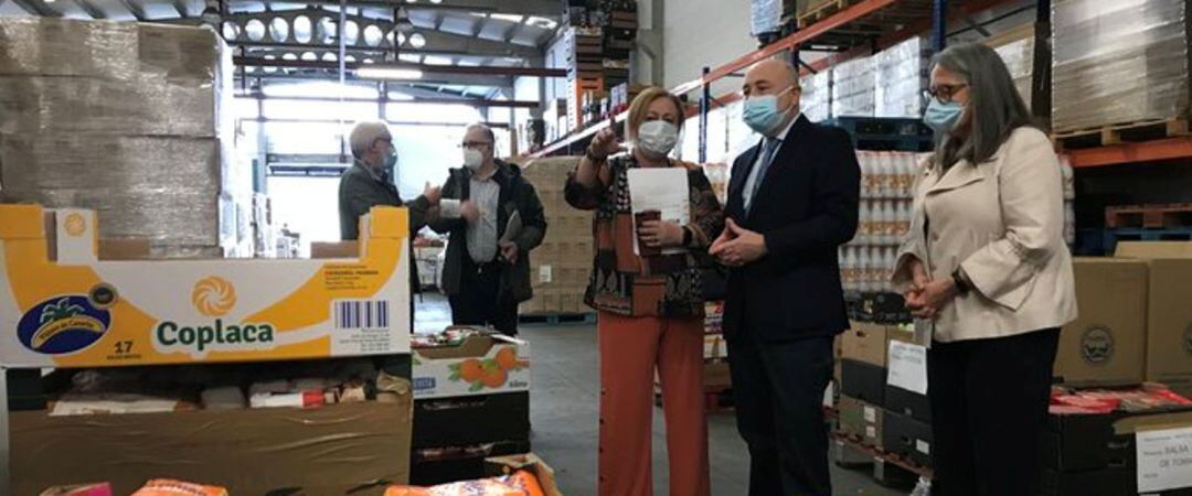 El Delegado del Gobierno , Javier Losada en su visita al banco de alimentos