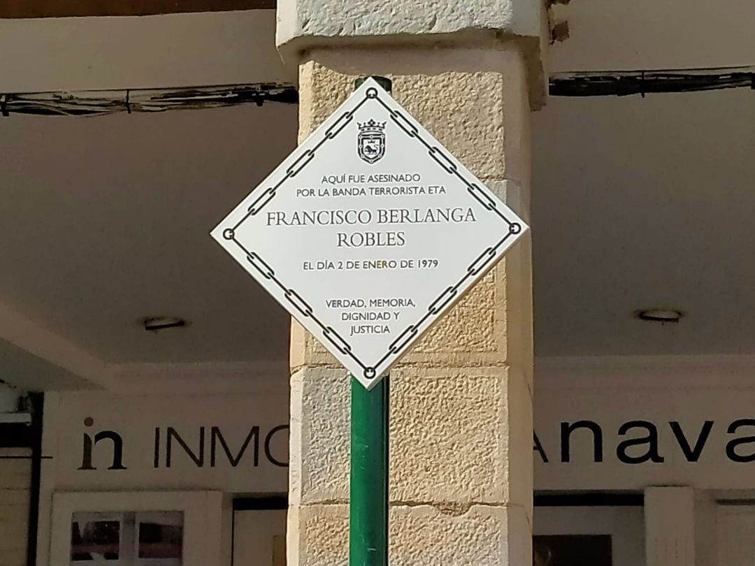 Placa en homenaje a Francisco Berlanga Robles, asesinado en 1979 en la Plaza del Castillo de Pamplona por la banda terrorista ETA