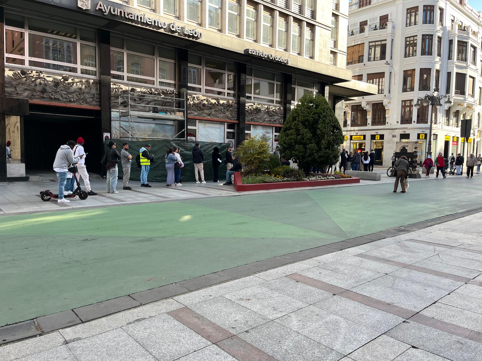 Colas para obtener el empadronamiento en el Ayuntamiento de León