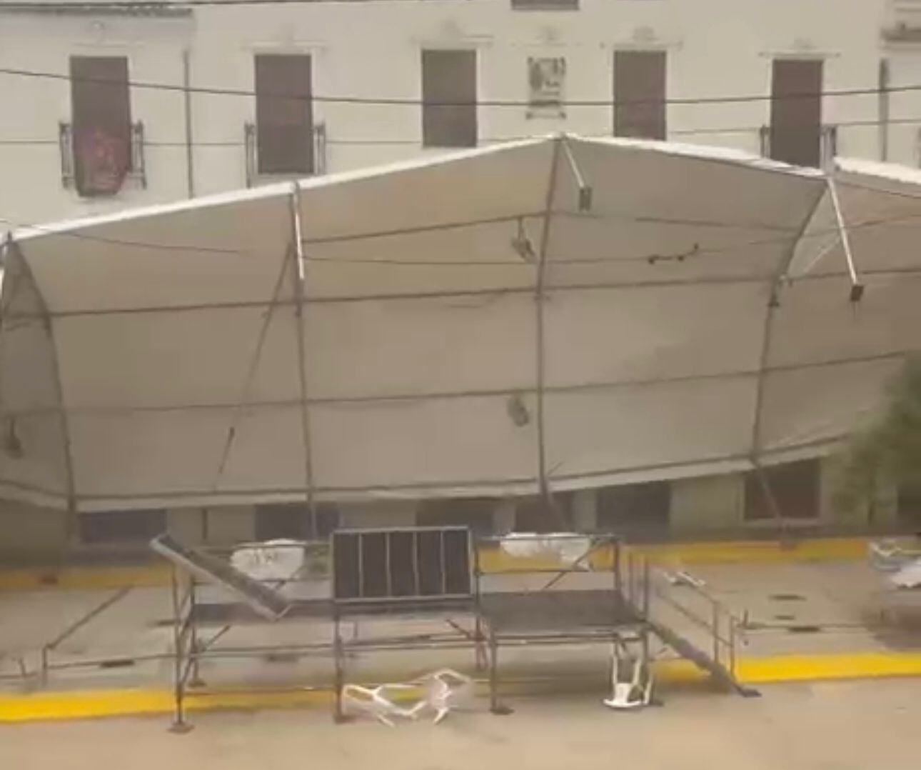 La carpa de una comparsa de Moros y Cristianos, ubicada en la Plaça de la Concepció, resultó arrancada por el viento durante la tormenta de esta tarde en Ontinyent