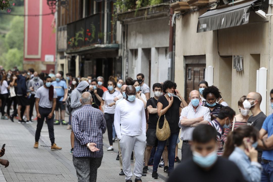 Vecinos de Ordizia hacen cola para realizarse un test de coronavirus en las carpas instaladas en el parque Barrena por el Ayuntamiento de Ordizia para realizar test ante el posible brote de COVID-19 (archivo)