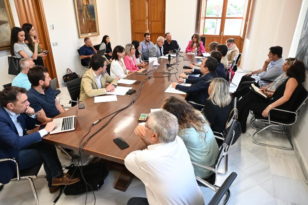Imagen de la corporación municipal en Linares, durante la sesión plenaria de este 15 de septiembre.