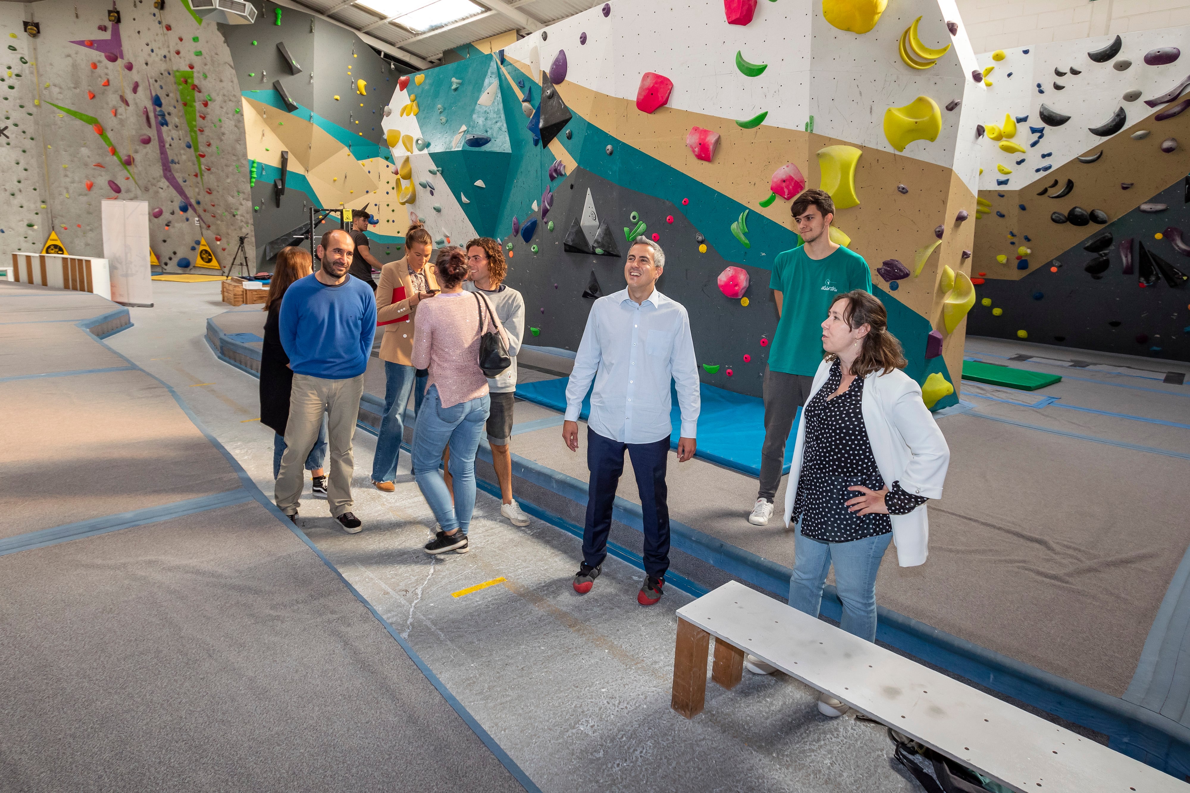 El vicepresidente y consejero de Universidades, Igualdad, Cultura y Deporte, Pablo Zuloaga, presenta el programa Juventud en Movimiento en el  Rocódromo Indian Rock.