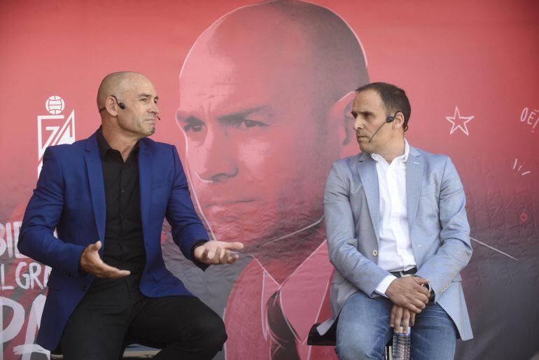 El nuevo entrenador del Granada CF, Paco Jémez (i), junto al director deportivo del club Javier Torralbo, ha reconocido hoy, durante su presentación en la Ciudad Deportiva del equipo nazarí, que en las tres temporadas en que se ha comprometido con el club