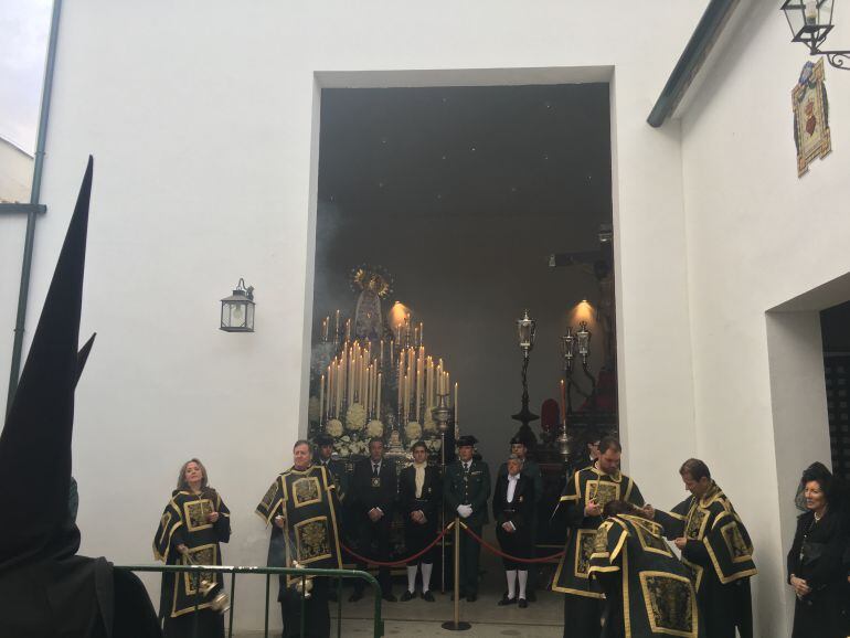 La Virgen de los Dolores refugiada ante el riesgo de lluvia
